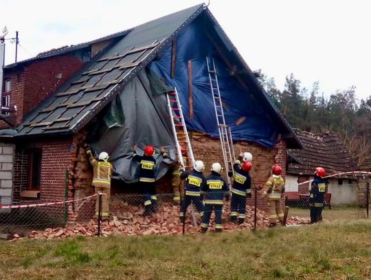 Zerwane dachy, połamane drzewa i uszkodzone linie energetyczne. Straż interweniowała ponad 100 razy