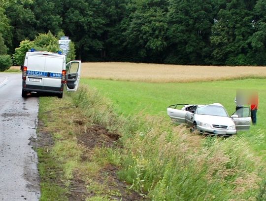 Zjechał z drogi i dachował – groźny wypadek w Janinie