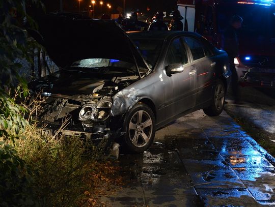 Zjechał z drogi i uderzył w płot. Kolizja na DW 222 w miejscowości Kokoszkowy 