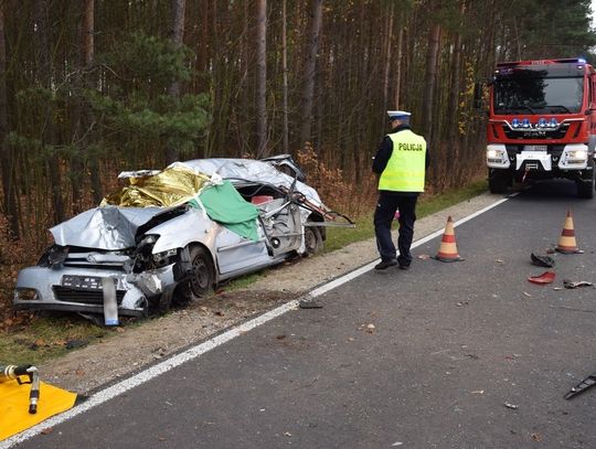 Zjechała na pobocze i uderzyła w drzewo. 68-latka zginęła na miejscu