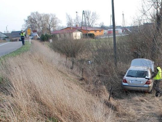 Zjechała ze skarpy, uderzyła w drzewo