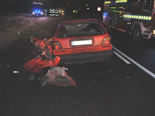 Zmiażdżone auto, 3 osoby w szpitalu. Zderzenie czołowe w Dąbrowie 