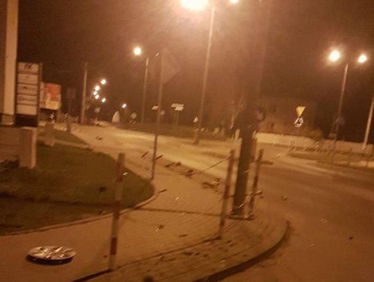 Zrównał z ziemią słupki... Uciekał autem na trzech kołach