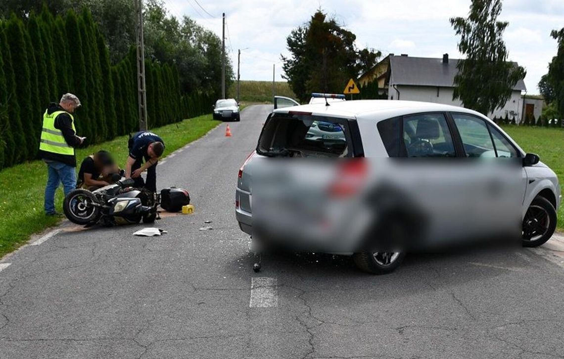 18-latka nie ustąpiła pierwszeństwa podczas włączania się do ruchu. Motorowerzysta trafił do szpitala 18-latka nie ustąpiła pierwszeństwa podczas włączania się do ruchu. Motorowerzysta trafił do szpitala