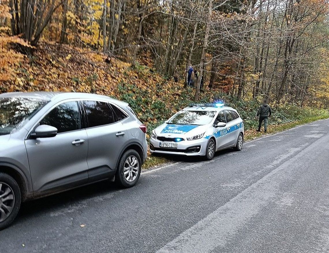 18-latka wyszła z domu do lasu z zamiarem targnięcia się na swoje życie. Uratowali ją policjanci 18-latka wyszła z domu do lasu z zamiarem targnięcia się na swoje życie. Uratowali ją policjanci