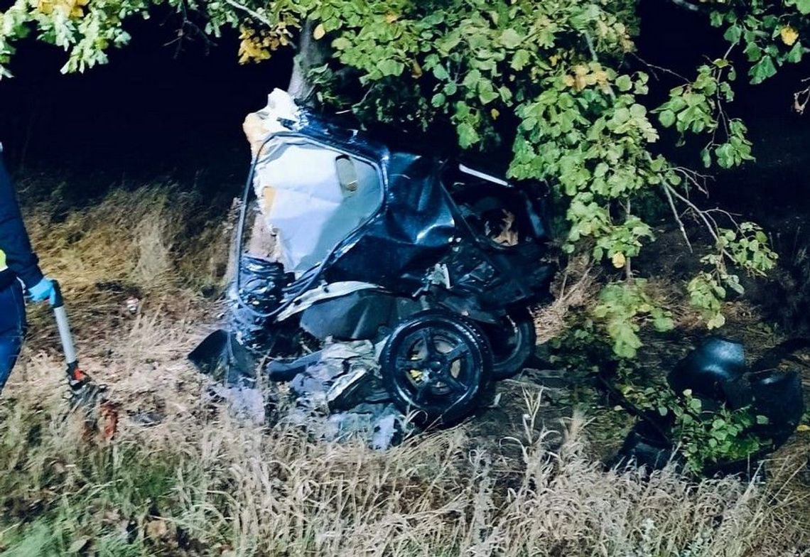 19-latek rozbił się na drzewie. Auto rozpadło się na dwie części