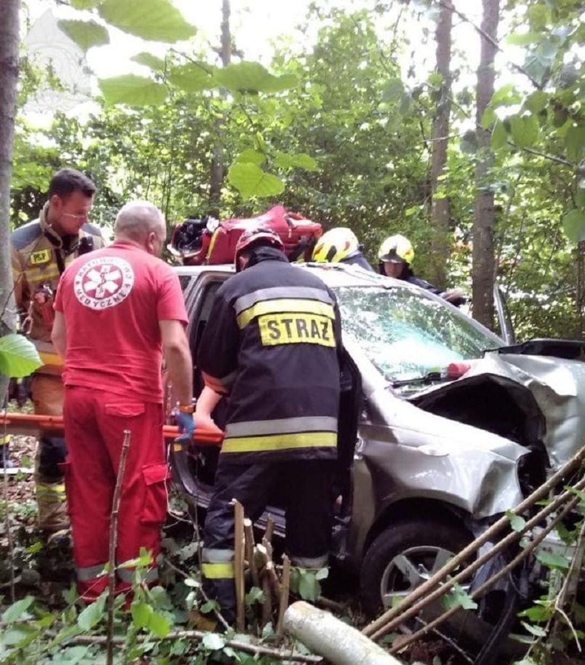 19-latek zjechał z drogi i rozbił samochód na drzewie. Poszkodowana została 17-letnia pasażerka