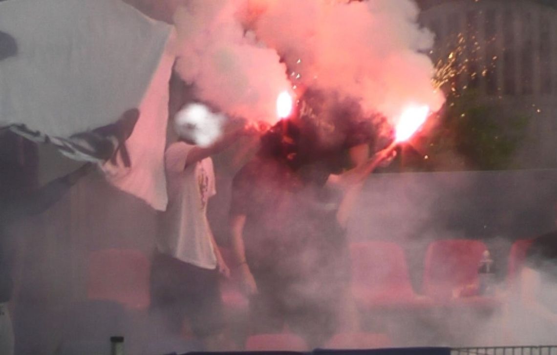 4 osoby odpowiedzą za odpalanie rac i świec dymnych podczas meczu na pelplińskim stadionie