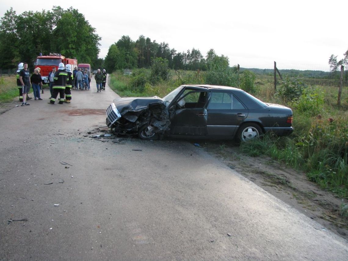 4 osoby trafiły do szpitala po zderzeniu tir-a z osobowym mercedesem