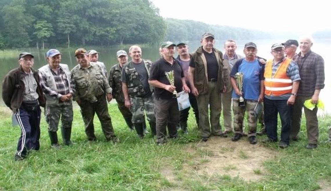 6745 punktów  Henryka Domachowskiego. Zawody wędkarskie nad jeziorem w Zdunach 