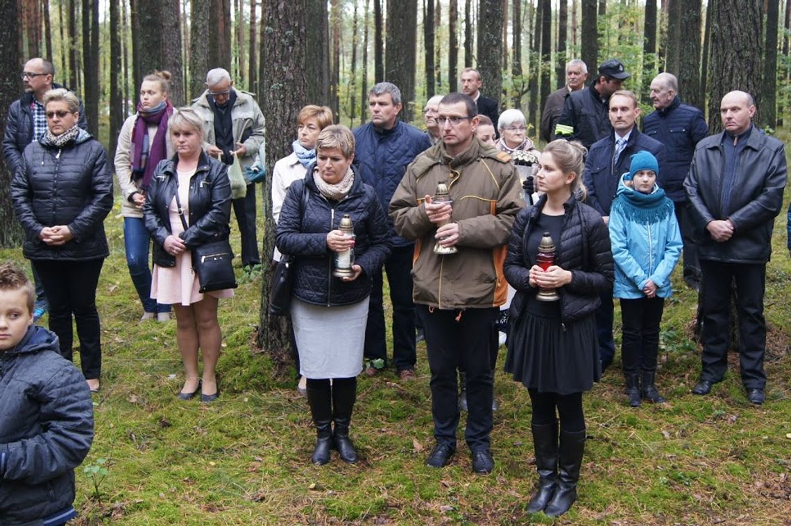 77 lat temu... Uroczyste obchody 77. rocznicy zbrodni przeprowadzonych przez hitlerowców 77 lat temu... Uroczyste obchody 77. rocznicy zbrodni przeprowadzonych przez hitlerowców