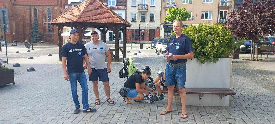 80. rocznica ludobójstwa na Wołyniu. W Starogardzie rozdawano ulotki i symboliczne kwiaty Inu