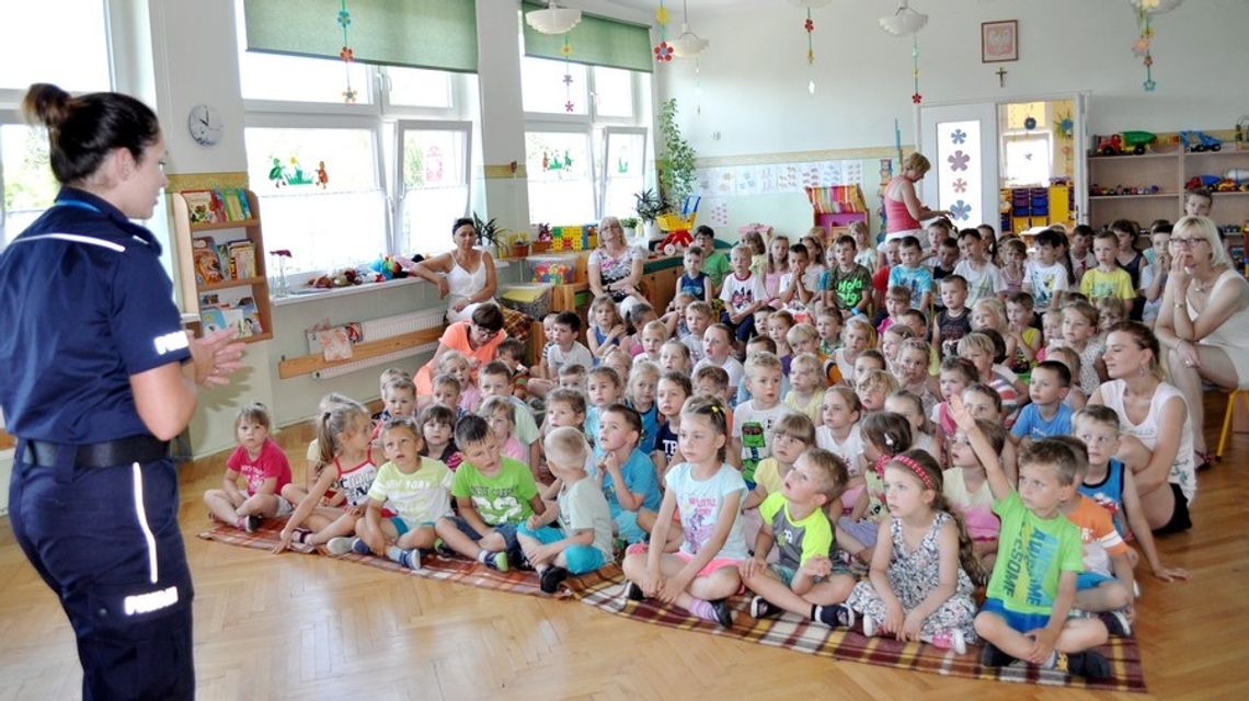 Akcja Bezpieczne Wakacje – spotkanie z policjantką w przedszkolu nr 10 „Słoneczna Kraina” Akcja Bezpieczne Wakacje – spotkanie z policjantką w przedszkolu nr 10 „Słoneczna Kraina”