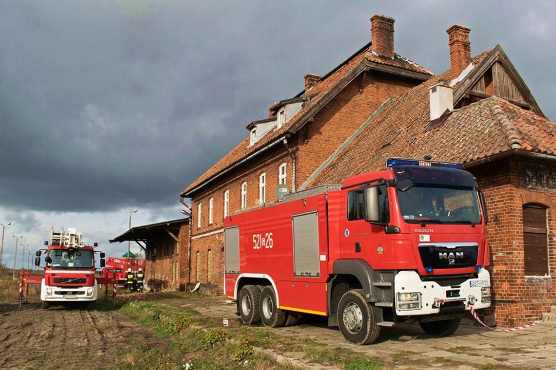 AKTUALIZACJA: Pożar budynku dworcowego w Skórczu. Ogień rozwijał się bardzo szybko (FOTO, FILM)