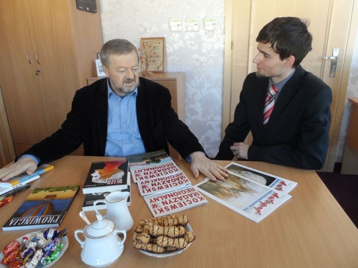 Andrzej Grzyb przekazał czasopisma do bilioteki Andrzej Grzyb przekazał czasopisma do bilioteki