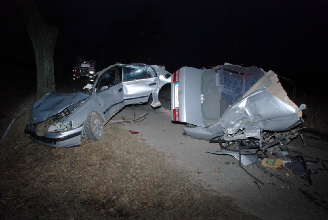 Auto rozerwało się na kilka części. Ciężko ranny kierowca