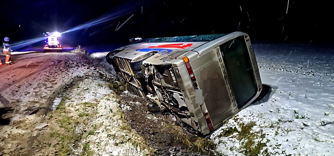 Autobus z pasażerami wywrócił się i wpadł do rowu. APELUJEMY DO KIEROWCÓW O OSTROŻNOŚĆ!! Autobus z pasażerami wywrócił się i wpadł do rowu. APELUJEMY DO KIEROWCÓW O OSTROŻNOŚĆ!!