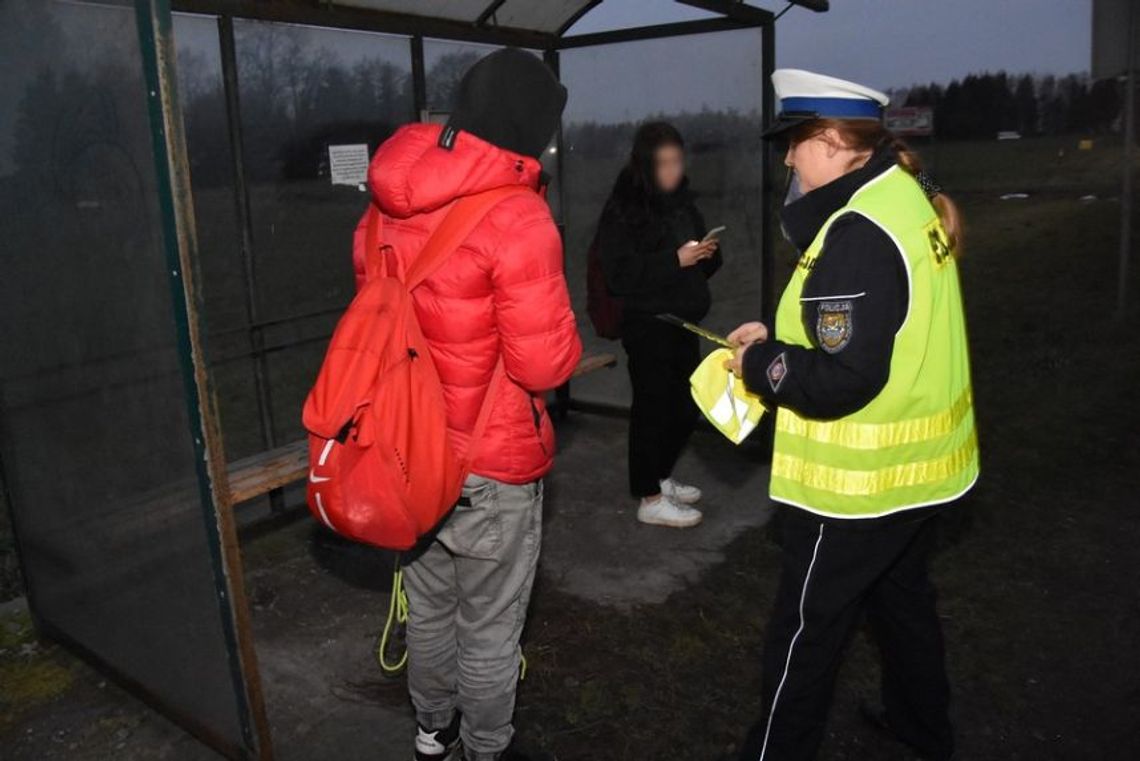 Bądź bezpieczny. Policjanci rozdawali na drodze odblaski