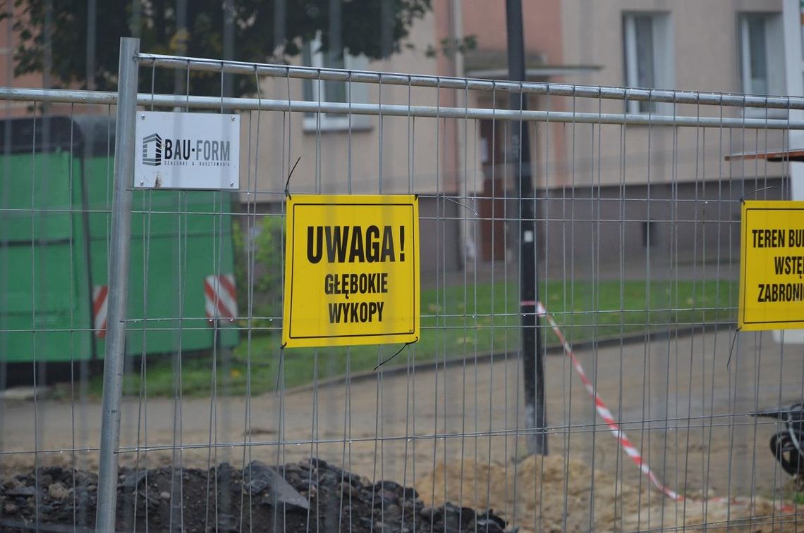 Bawią się w głębokich wykopach. Niebezpieczna zabawa może doprowadzić do tragedii? Bawią się w głębokich wykopach. Niebezpieczna zabawa może doprowadzić do tragedii?