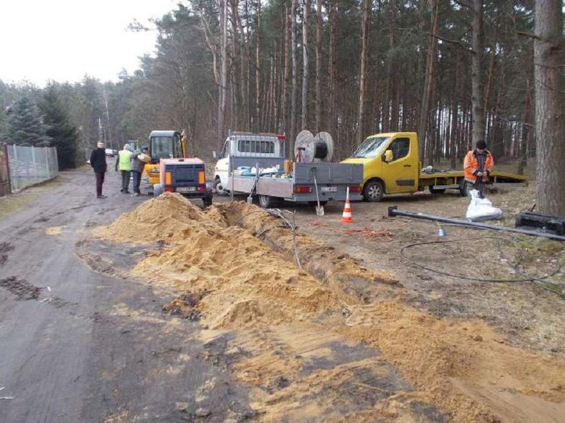 Będzie jasno i estetycznie. W Czarnej Wodzie powstały nowe punkty oświetleniowe Będzie jasno i estetycznie. W Czarnej Wodzie powstały nowe punkty oświetleniowe