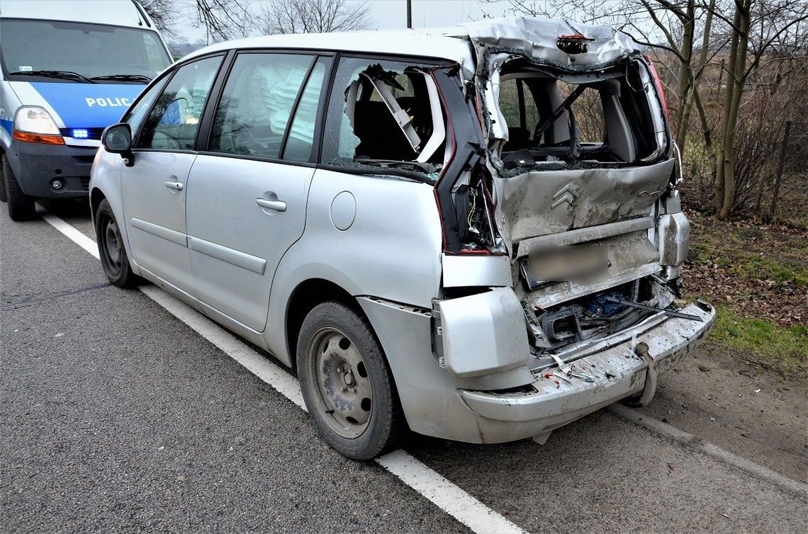 Betoniarką staranował citroena 