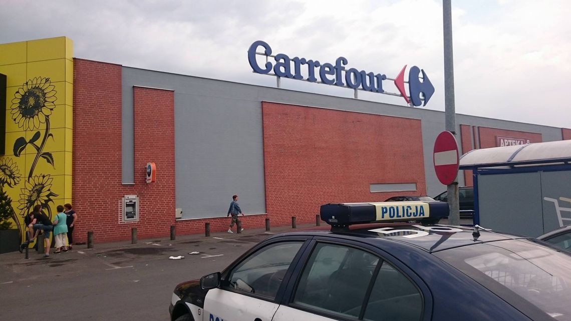 Bomba w hipermarkecie? Ewakuowano klientów Bomba w hipermarkecie? Ewakuowano klientów
