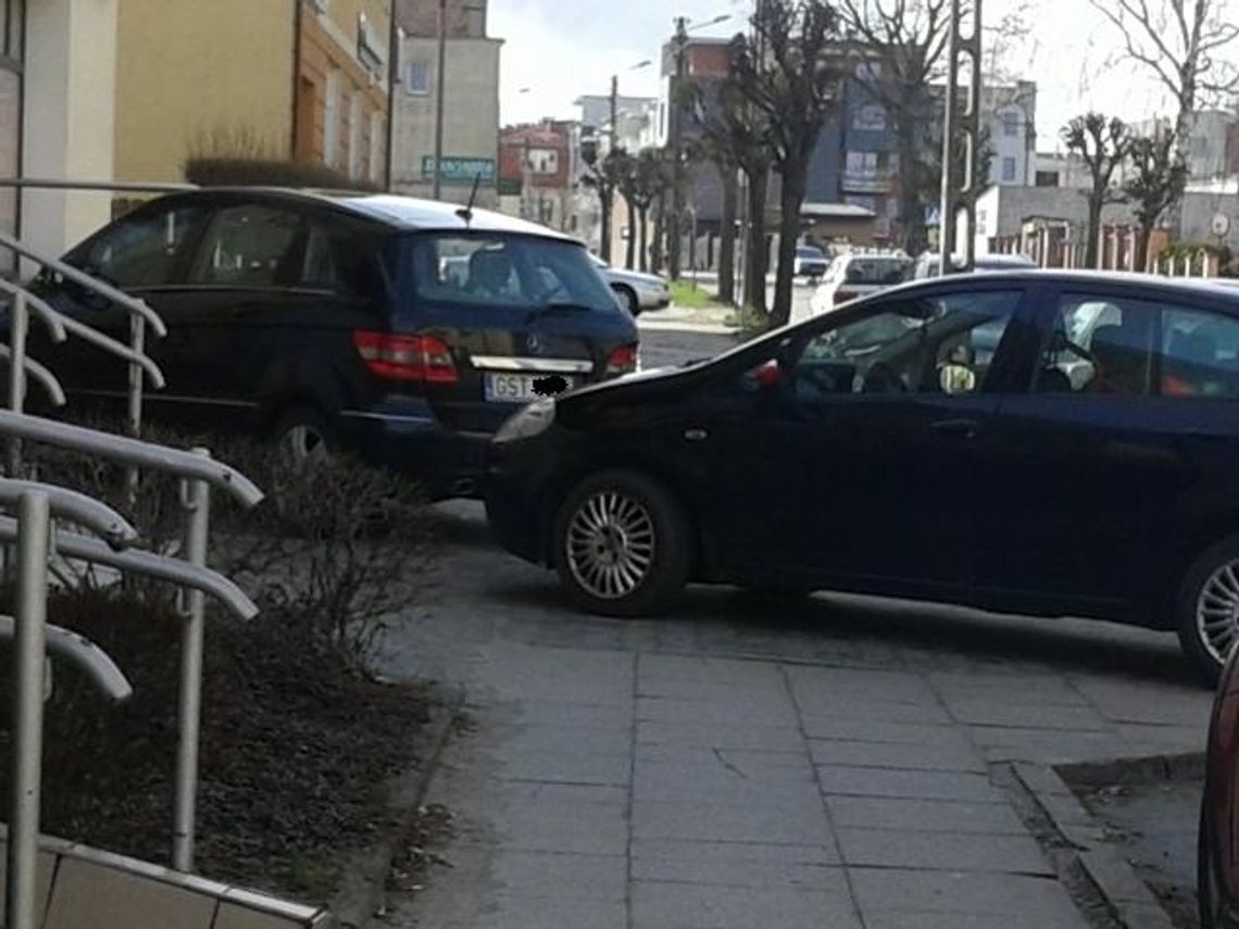 Byle bliżej wejścia... A piesi niech skaczą nad autami Byle bliżej wejścia... A piesi niech skaczą nad autami