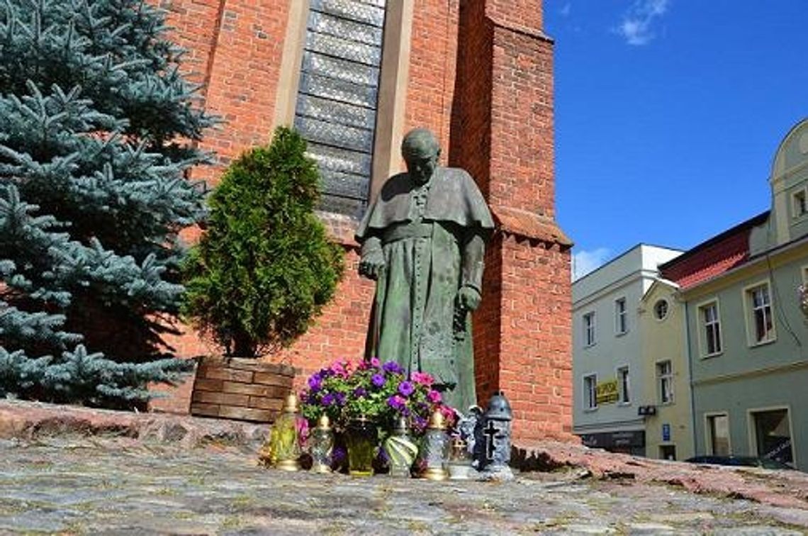 Chuligański wybryk. Sprofanowali pomnik Papieża 