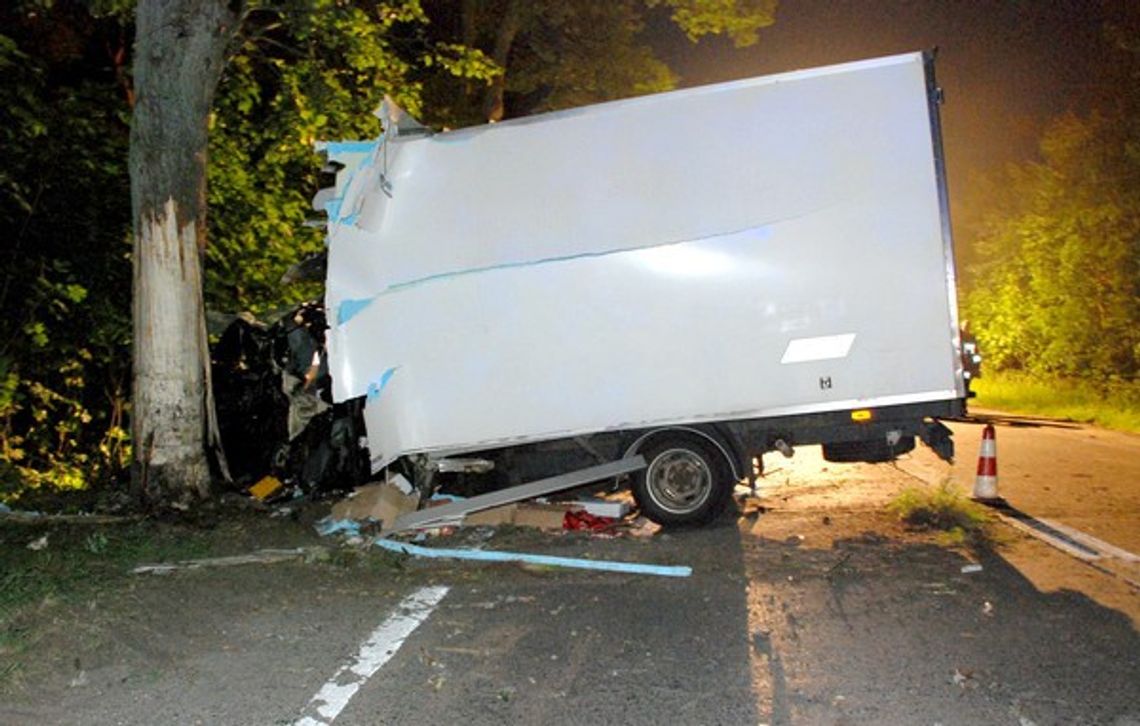 Cieżarowe Iveco rozbiło się na drzewie