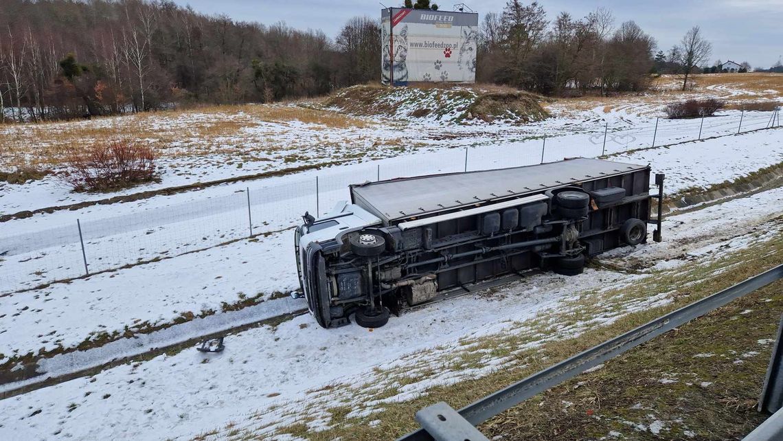 Ciężarówka spadła ze skarpy na autostradzie A1 w pobliżu miejscowości Klonówka