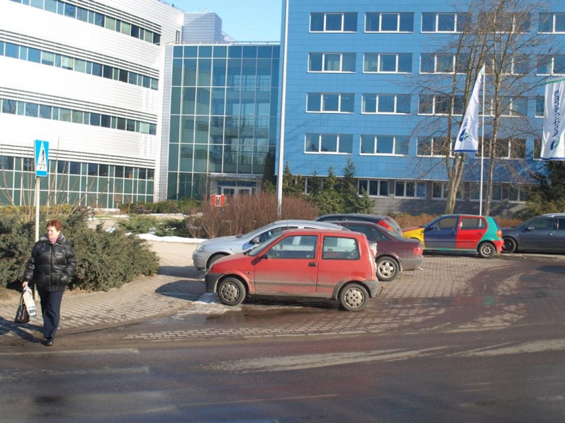 Ciężkie życie pacjenta - nikt nie chcę wziąć odpowiedzialności za brak miejsc parkingowych przy przychodni