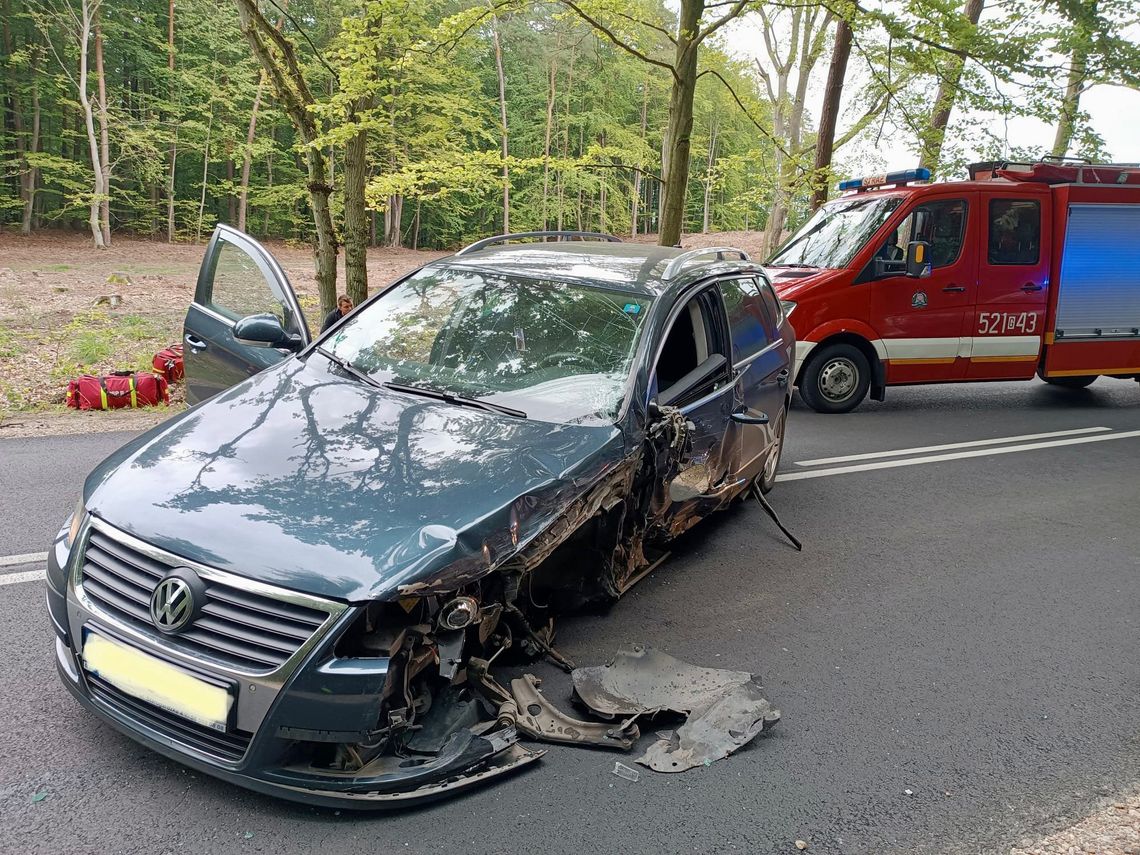 Czołowe zderzenie pomiędzy Starogardem a Skarszewami. Jedna osoba trafiła do szpitala 