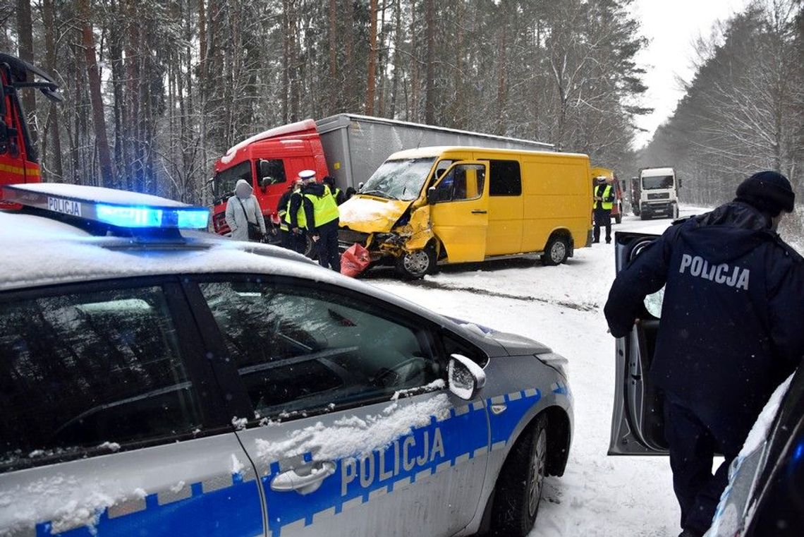 Czołówka mercedesa z tirem. Dwie osoby trafiły do szpitala [FOTO, FILM]