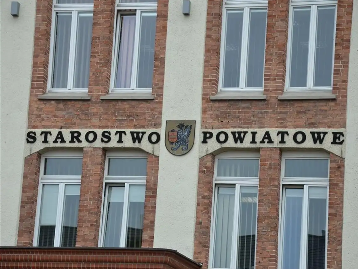 Czy ukraińska flaga zniknie sprzed Starostwa? Domagają się tego mieszkańcy oraz radny Czy ukraińska flaga zniknie sprzed Starostwa? Domagają się tego mieszkańcy oraz radny