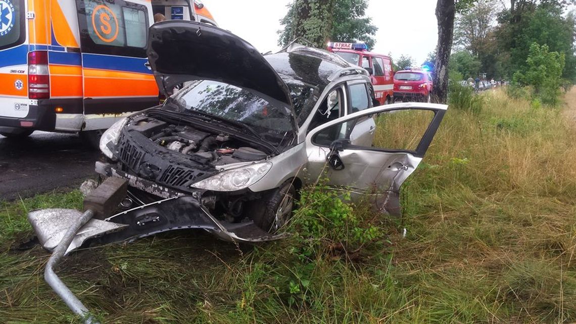  Dachowanie i zakleszczony kierowca w aucie (ZDJĘCIA)