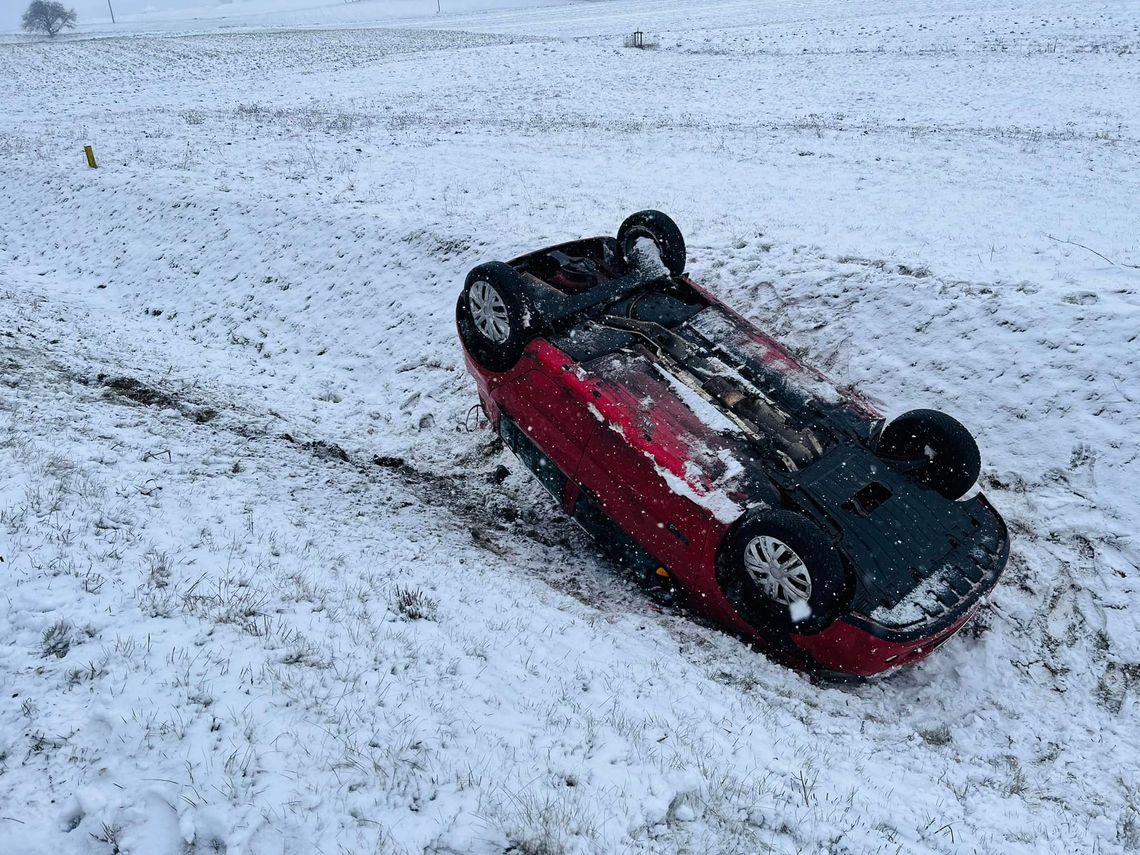 Dachowanie na drodze wojewódzkiej nr 222 w pobliżu Trzcińska. Służby apelują o ostrożność