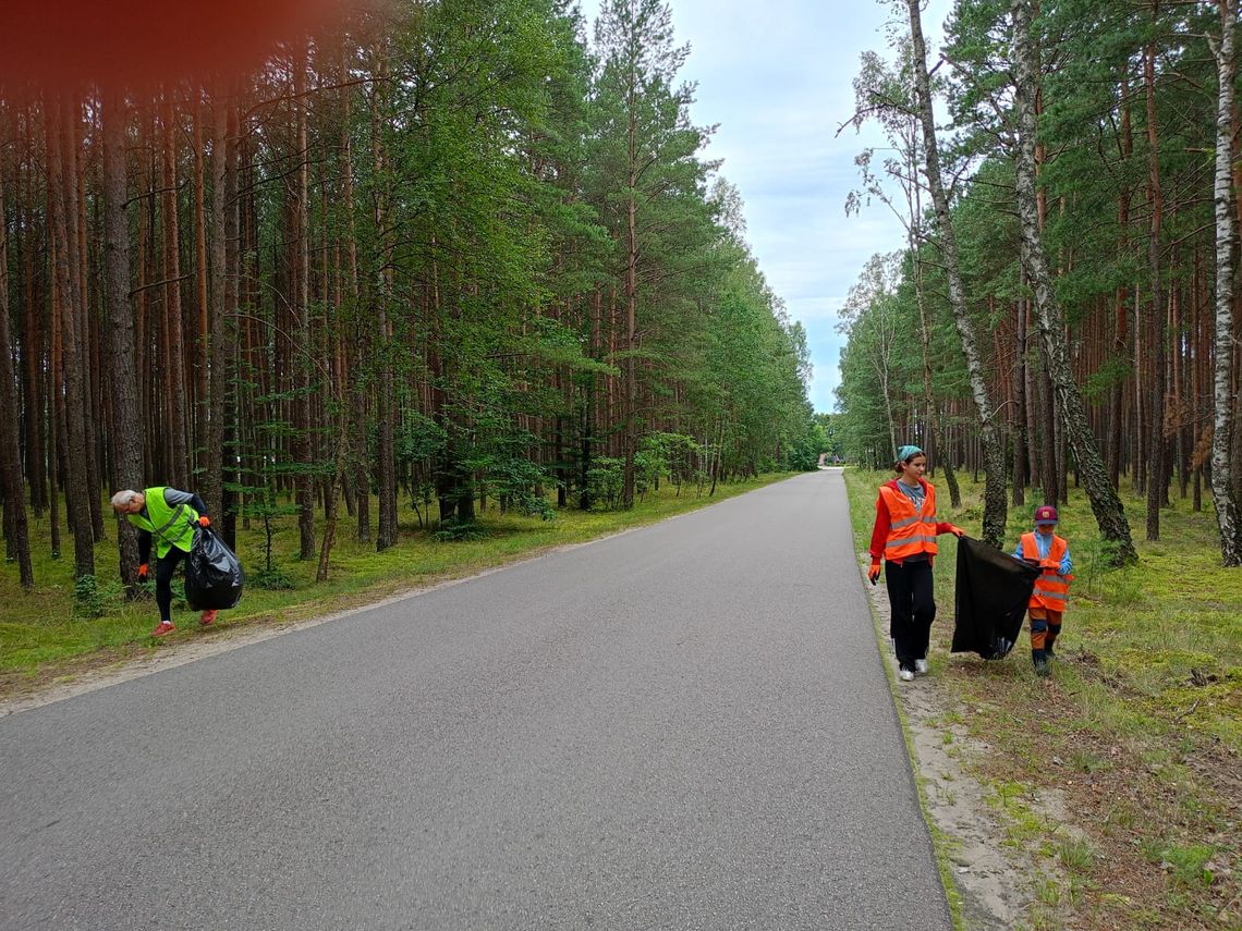 Dali świetny przykład do naśladowania! Z przydrożnych rowów wyzbierali śmieci Dali świetny przykład do naśladowania! Z przydrożnych rowów wyzbierali śmieci