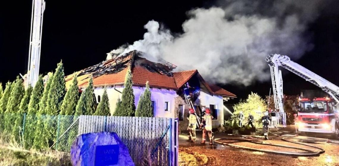 Duży pożar domu w Janinie. Na miejscu 18 zastępów straży pożarnej