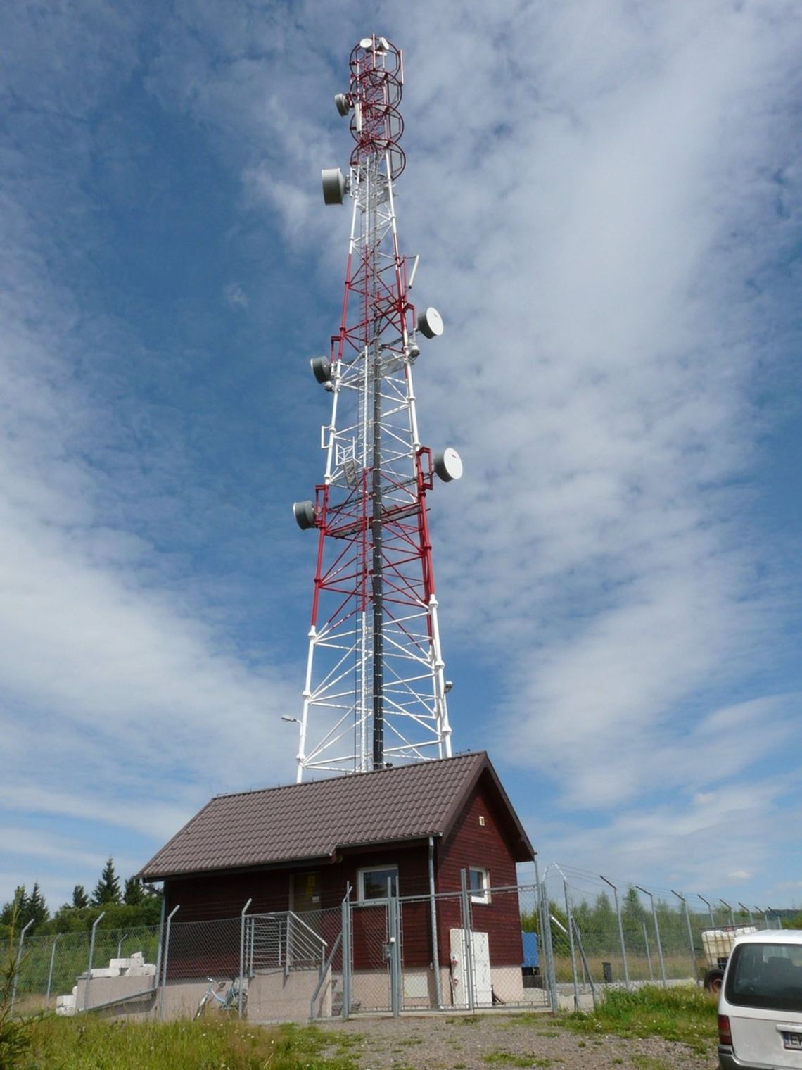Dwaj nastolatkowie wspięli się na maszt antenowy. Zauważyli ich policjanci z noktowizorem