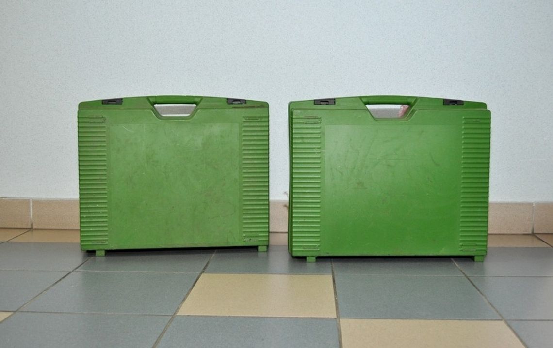 Dwie walizki leżały na osiedlowym trawniku. Teraz czekają na właściciela! Dwie walizki leżały na osiedlowym trawniku. Teraz czekają na właściciela!