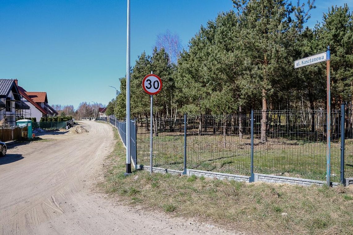 Dziesięć firm jest chętnych do utwardzenia płytami Yomb ulicy Kasztanowej