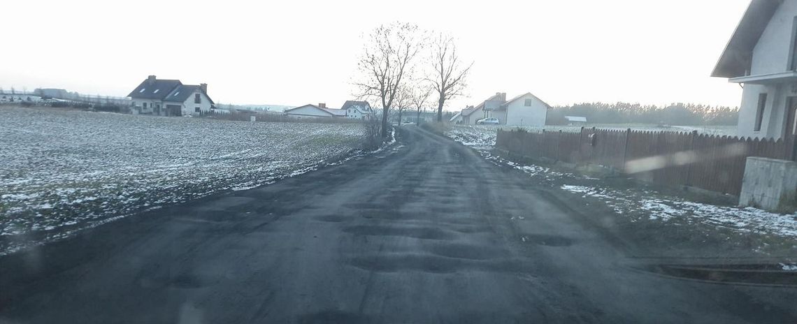 Dziura na dziurze. „Ciężko jest nawet przejechać autem” Dziura na dziurze. „Ciężko jest nawet przejechać autem”