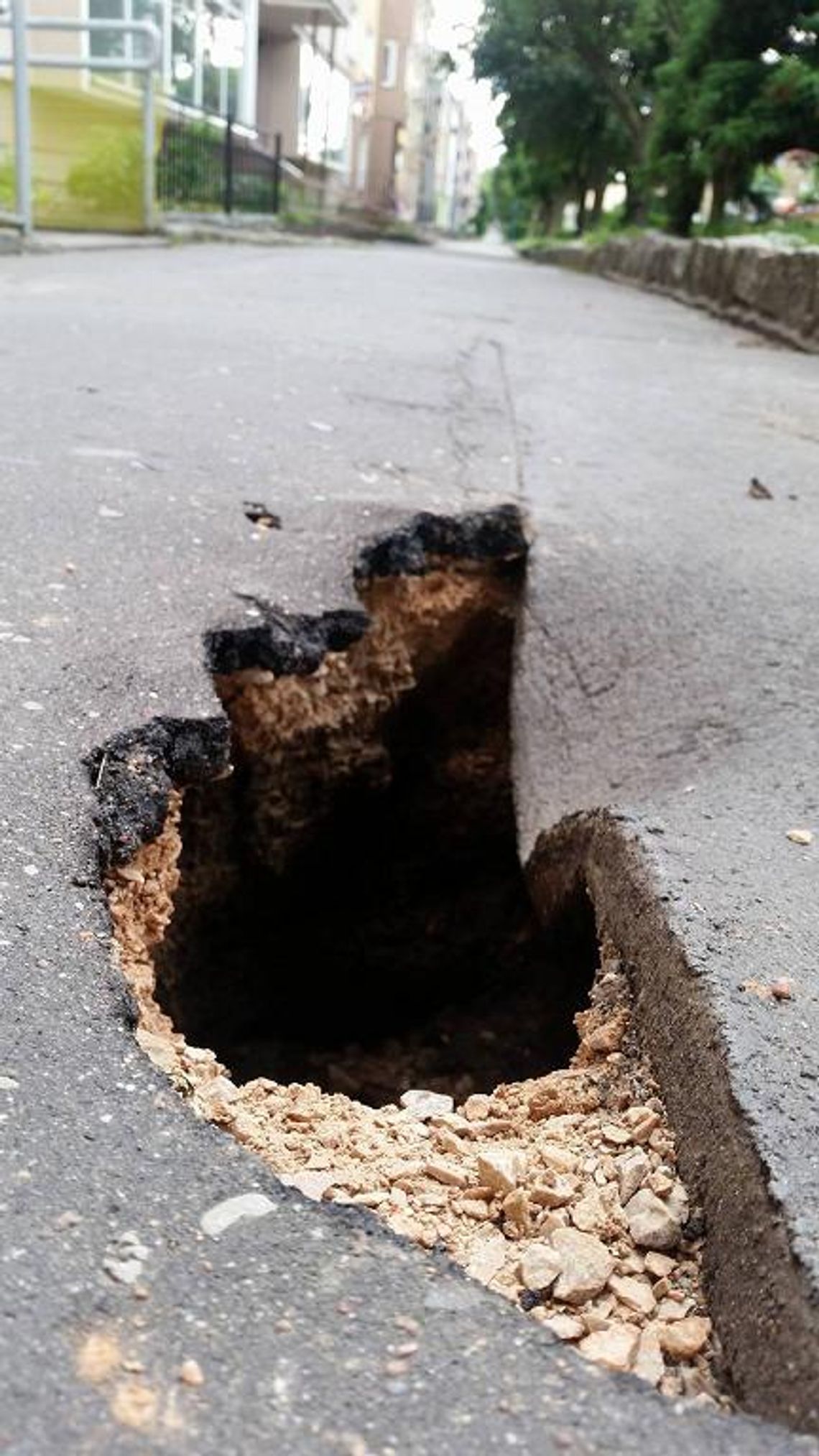 Dziura po kolana w chodniku! Nasza interwencja: wyrwa na Al. Wojska Polskiego już w naprawie Dziura po kolana w chodniku! Nasza interwencja: wyrwa na Al. Wojska Polskiego już w naprawie