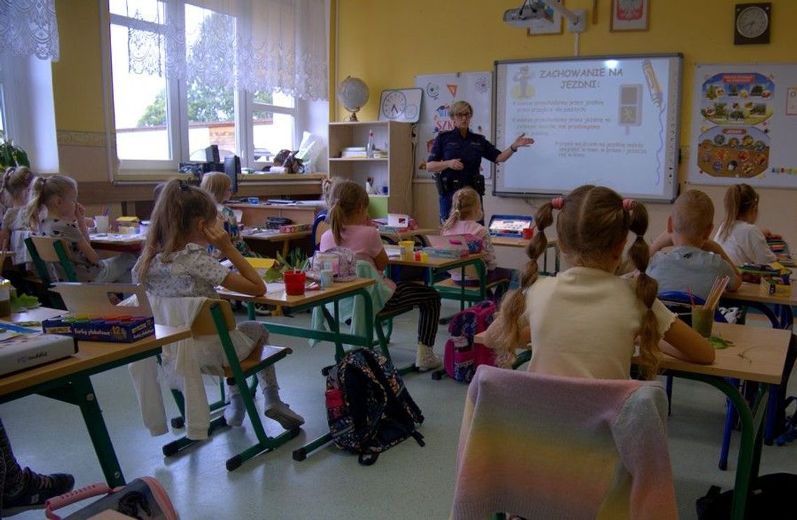 Edukacyjne zajęcia z dzielnicową w ramach bezpiecznej drogi do szkoły