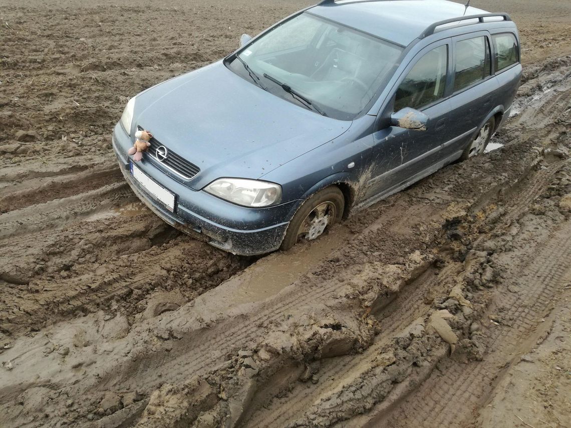 Fatalny stan dróg w całym powiecie. Błoto po kolana i półmetrowe koleiny Fatalny stan dróg w całym powiecie. Błoto po kolana i półmetrowe koleiny