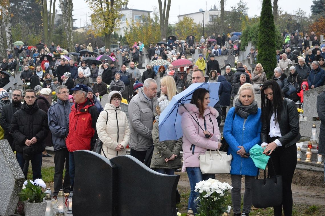 FILM, FOTO: Dziś dzień Wszystkich Świętych. Tysiące osób odwiedziły cmentarze