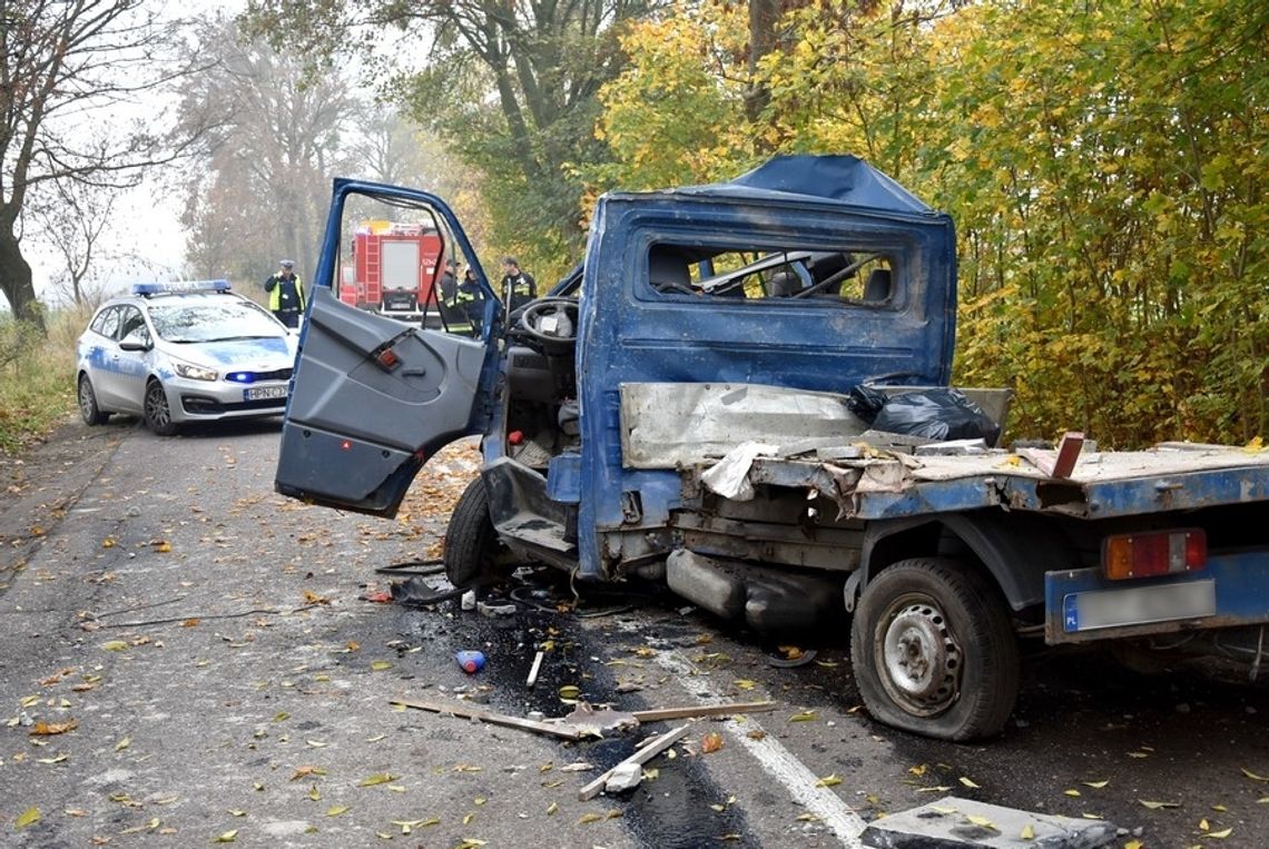 FILM, FOTO: Śmiertelny wypadek w Skarszewach. Zginął 23-letni pasażer, kierowca trafił do szpitala. 