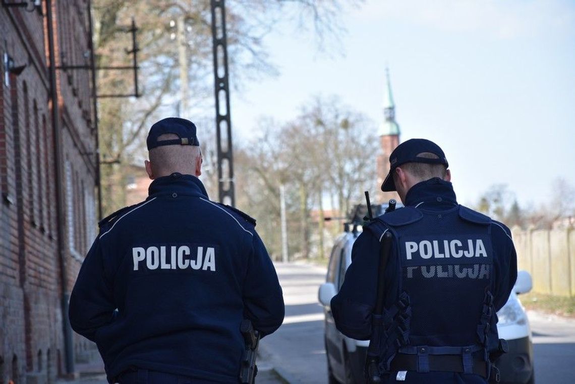  (FILM) Jedna ofiara śmiertelna, sześć osób rannych i kierujący na podwójnym gazie. Policja podsumowuje długi weekend  