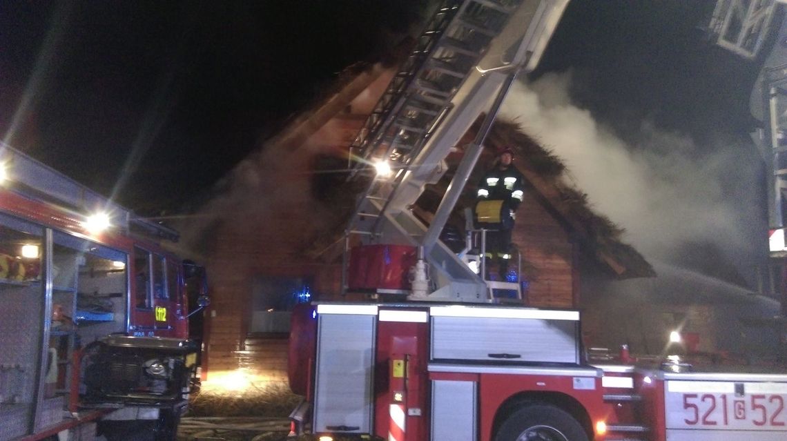 FOTO: 64 strażaków, 14 zastępów straży i pół miliona strat. To bilans wczorajszego pożaru FOTO: 64 strażaków, 14 zastępów straży i pół miliona strat. To bilans wczorajszego pożaru