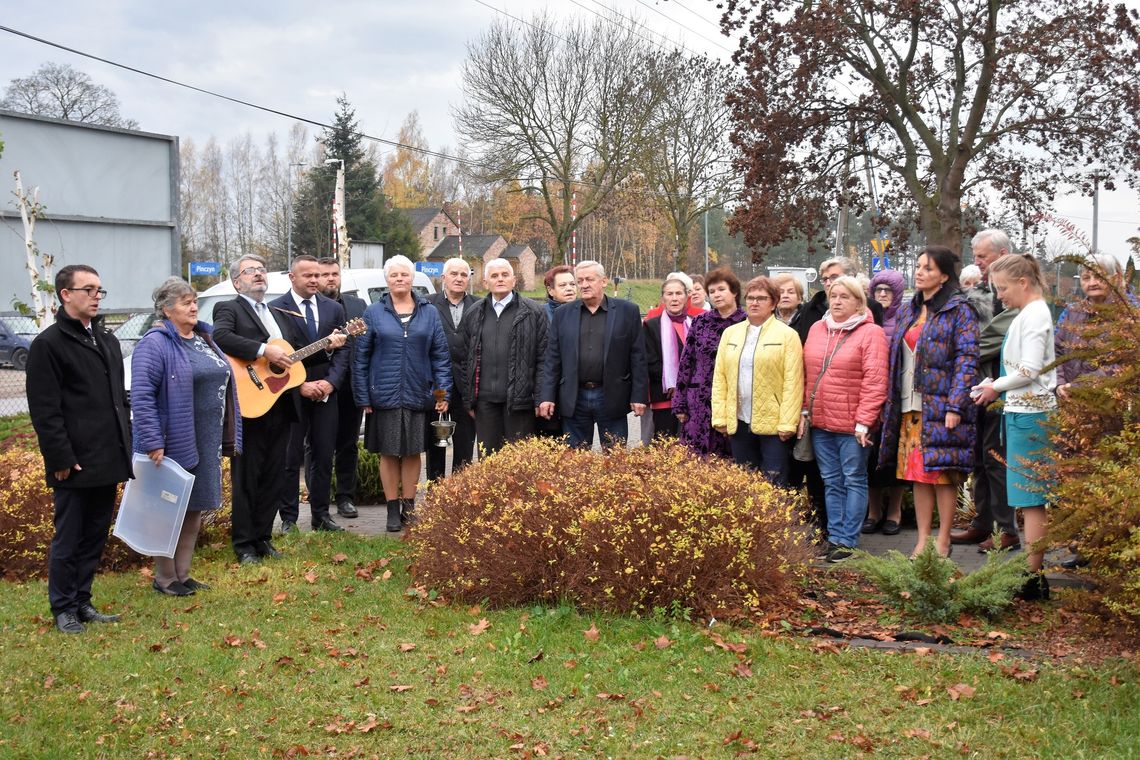 [FOTO] Biało-czerwona w Pinczynie. W centrum miejscowości postawiono nowy maszt